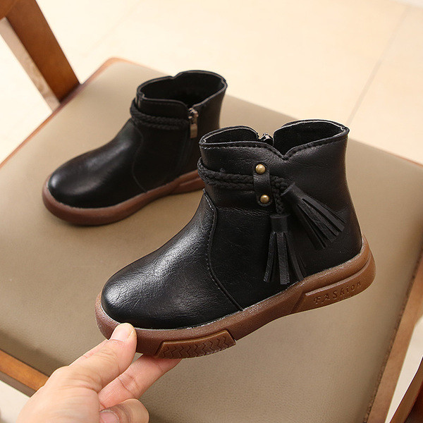 Bojtdíszítésű gyerekcsizma három színben