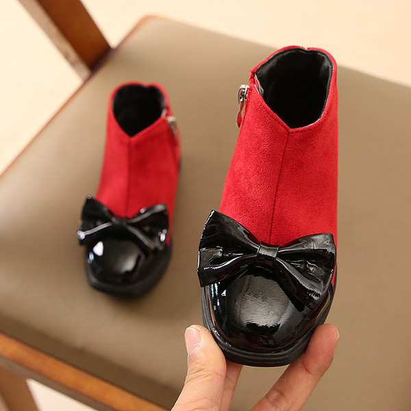 Gyerekcsizma három színben szalagos díszítéssel