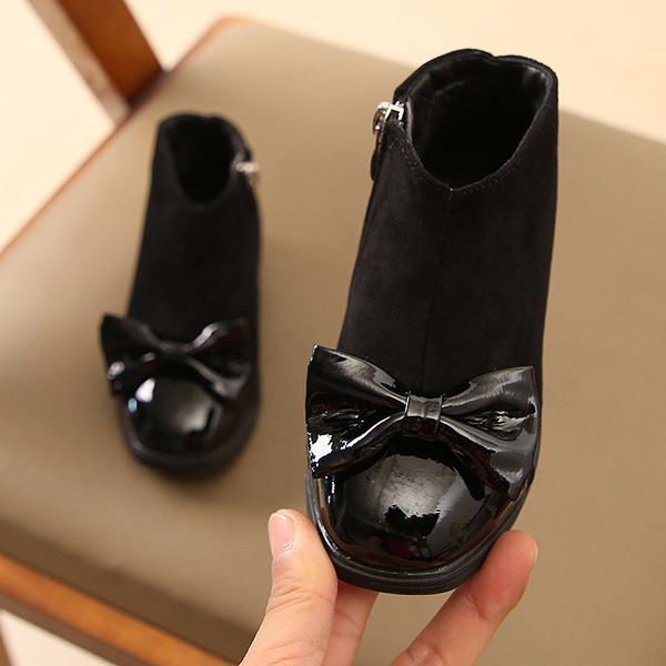 Gyerekcsizma három színben szalagos díszítéssel