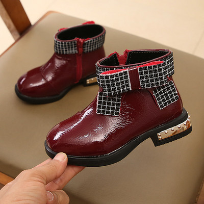 Téli csizma lányoknak több színű szalaggal