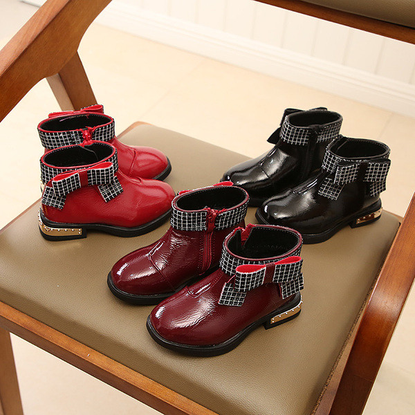 Téli csizma lányoknak több színű szalaggal