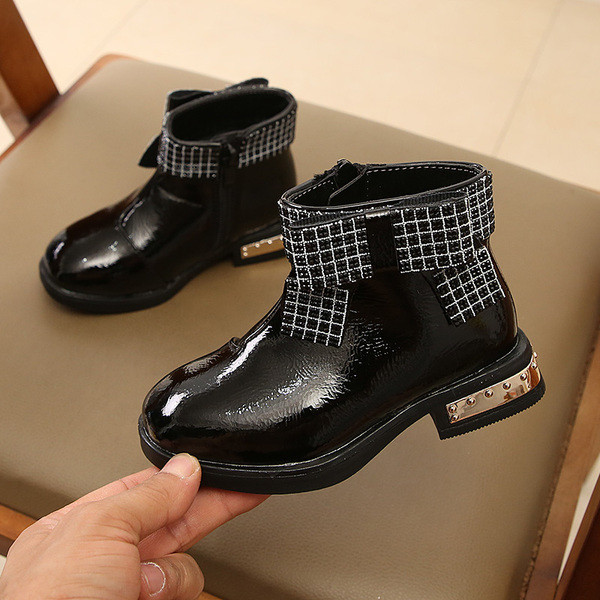 Téli csizma lányoknak több színű szalaggal