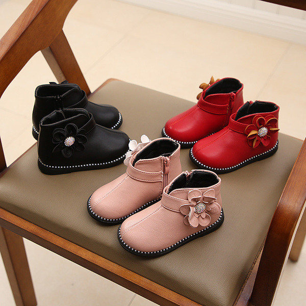 Három színben 3D elem díszítéssel ellátott gyerekcsizma