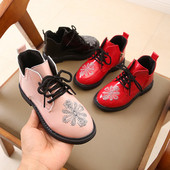 Modern gyerekcsizma hímzéssel és fűzővel