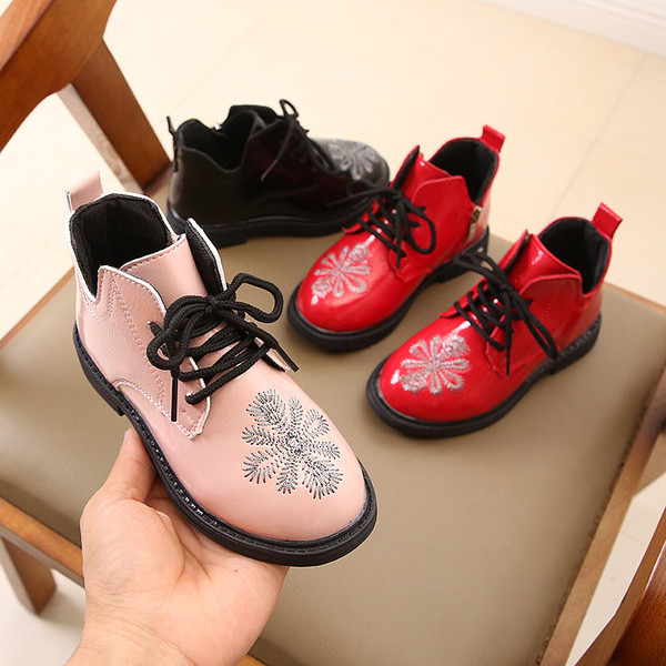 Modern gyerekcsizma hímzéssel és fűzővel