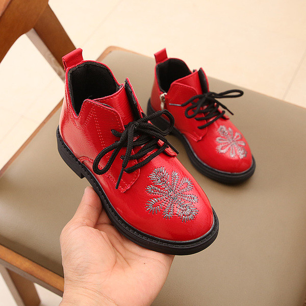 Modern gyerekcsizma hímzéssel és fűzővel