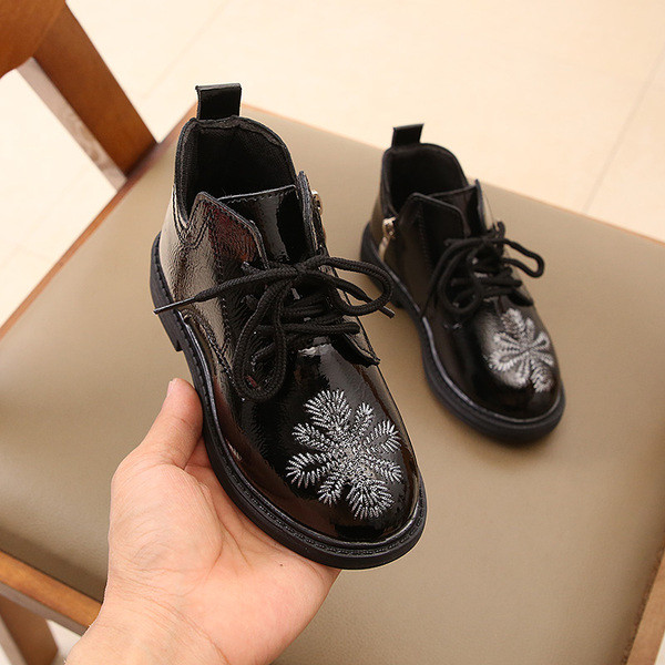 Modern gyerekcsizma hímzéssel és fűzővel