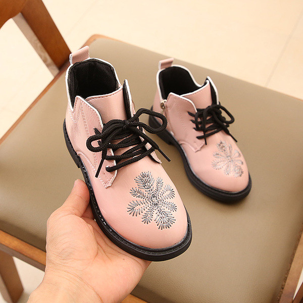 Modern gyerekcsizma hímzéssel és fűzővel