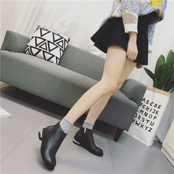 Női alkalmi csizma eko bőrből, gyöngyökkel, fekete színben