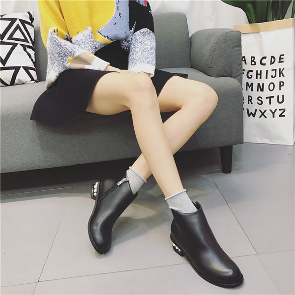 Női alkalmi csizma eko bőrből, gyöngyökkel, fekete színben