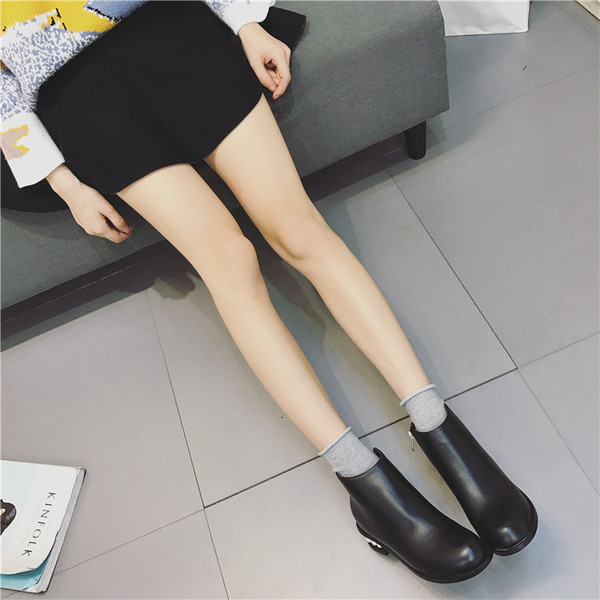 Női alkalmi csizma eko bőrből, gyöngyökkel, fekete színben