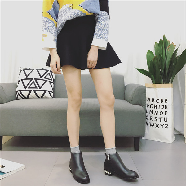 Női alkalmi csizma eko bőrből, gyöngyökkel, fekete színben