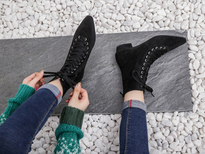 Alkalmi női csizma hegyes modell fekete és barna fűzővel