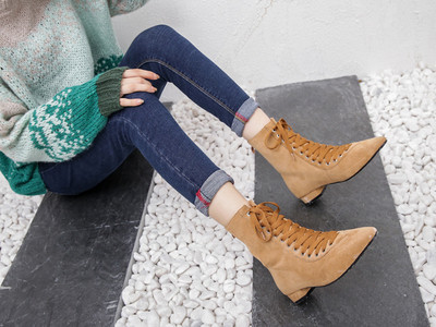 Alkalmi női csizma hegyes modell fekete és barna fűzővel