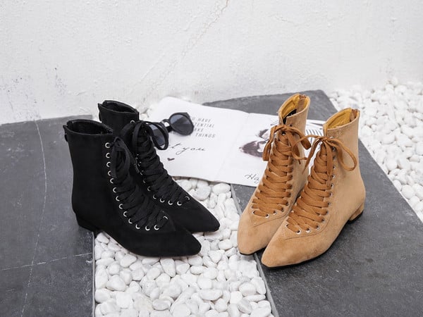 Alkalmi női csizma hegyes modell fekete és barna fűzővel