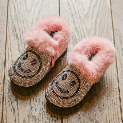 Új kövekkel és pehellyel díszített gyerekcsizma