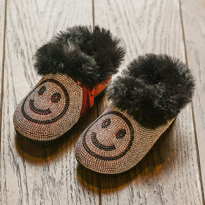 Új kövekkel és pehellyel díszített gyerekcsizma