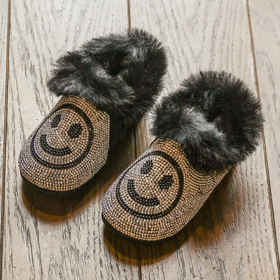 Új kövekkel és pehellyel díszített gyerekcsizma