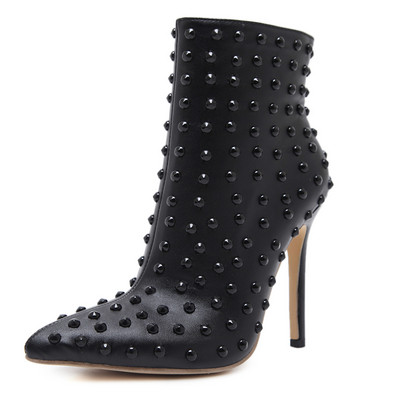 Modern női csizma magassarkúval, fekete színben