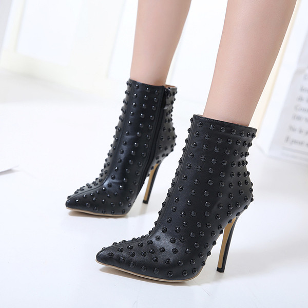 Modern női csizma magassarkúval, fekete színben