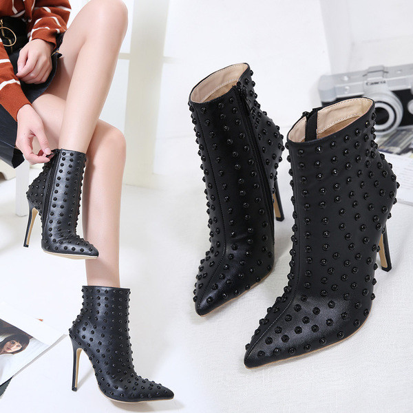 Modern női csizma magassarkúval, fekete színben