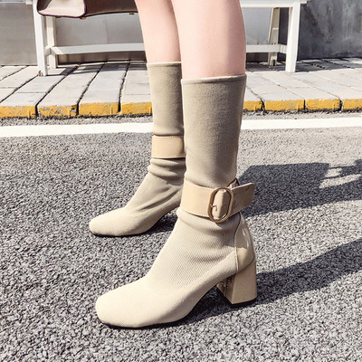 Stílusos női csizma vastag sarkú fém csattal, két színben