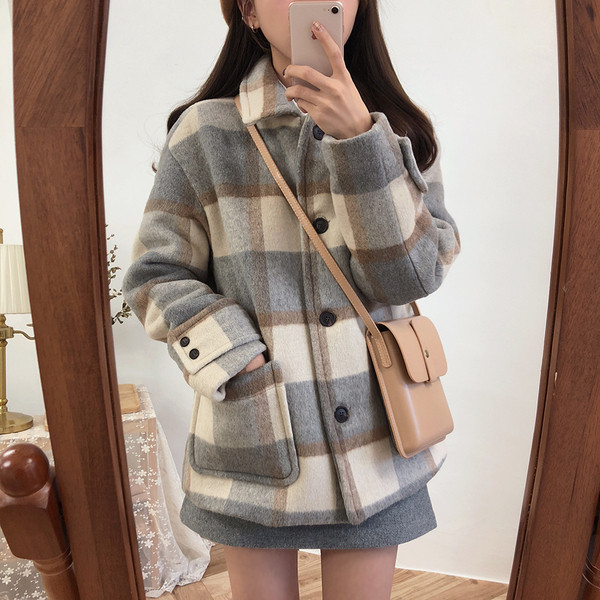 Stílusos női rövid kabát zsebekkel, két színben