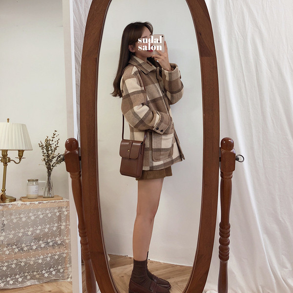 Stílusos női rövid kabát zsebekkel, két színben