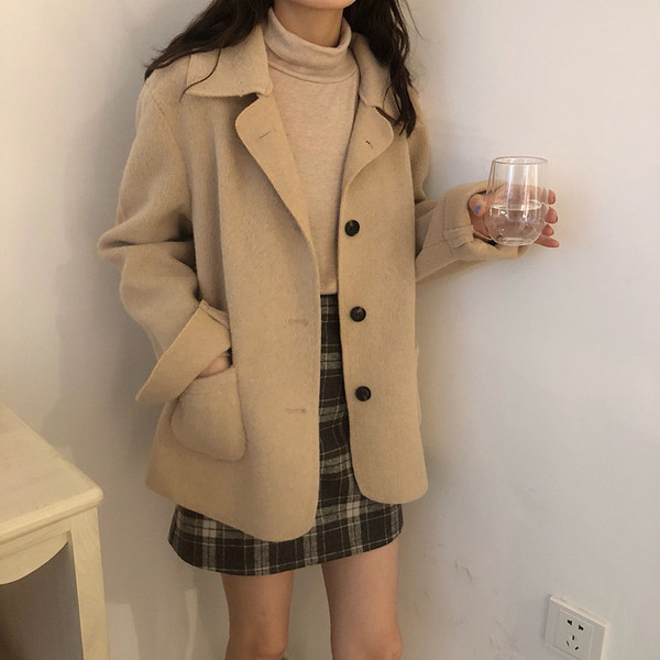 Női alkalmi rövidkabát két színben, V-nyakkal