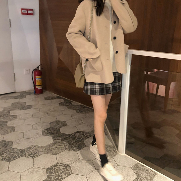 Női alkalmi rövidkabát két színben, V-nyakkal