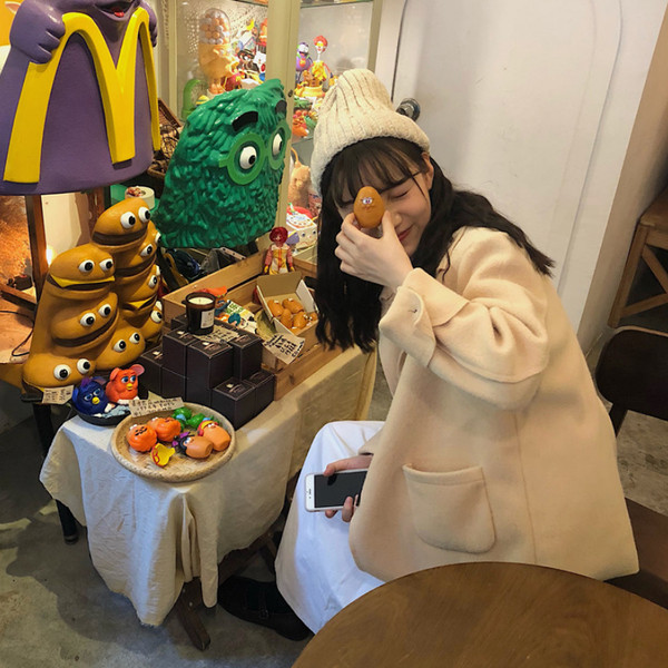 Női alkalmi rövidkabát két színben, V-nyakkal