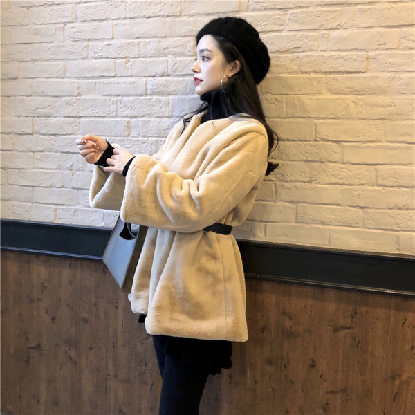 Aktuális női puha kabát O-alakú gallérral, bézs színben