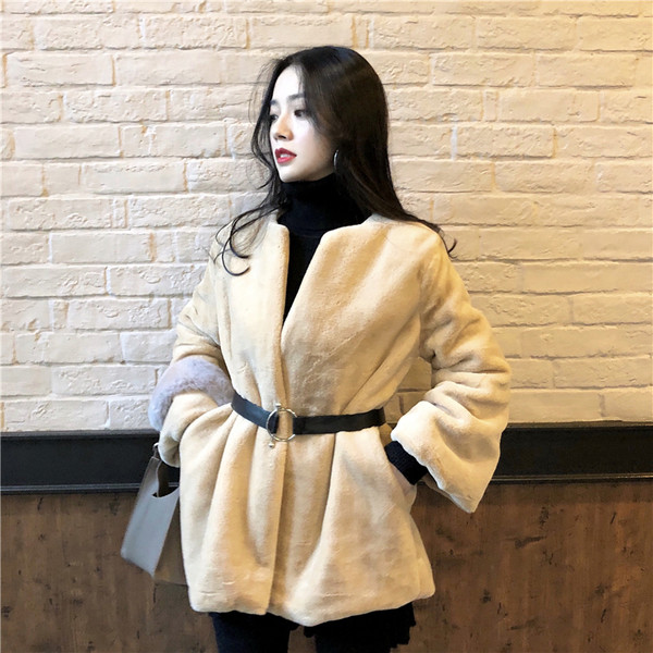 Aktuális női puha kabát O-alakú gallérral, bézs színben