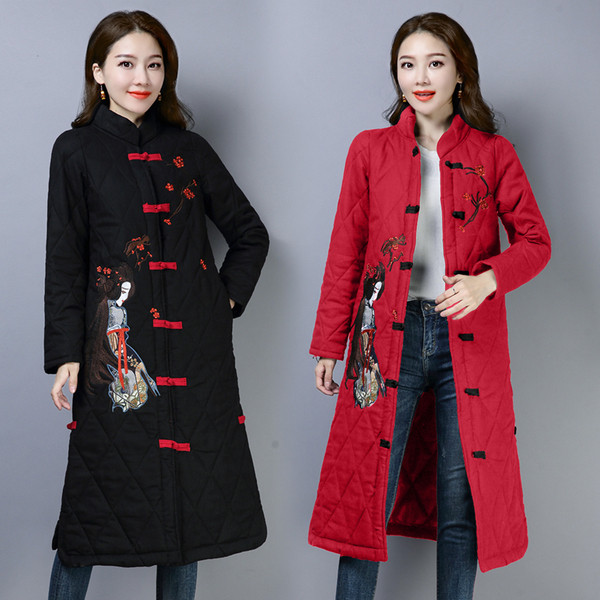 Stílusos női kabát fekete és piros hímzéssel