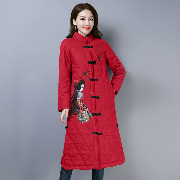 Stílusos női kabát fekete és piros hímzéssel