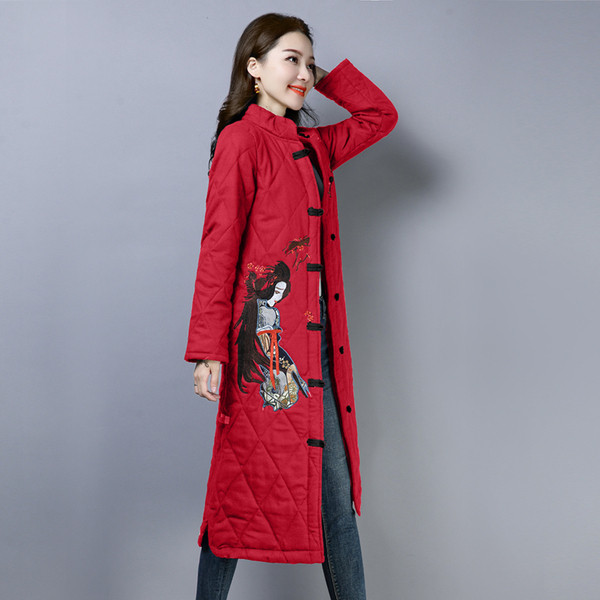 Stílusos női kabát fekete és piros hímzéssel