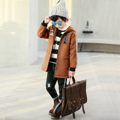 Stílusos gyerekkabát feliratokkal és kapucnival, három színben