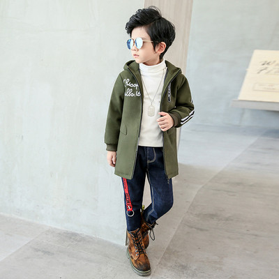 Stílusos gyerekkabát feliratokkal és kapucnival, három színben