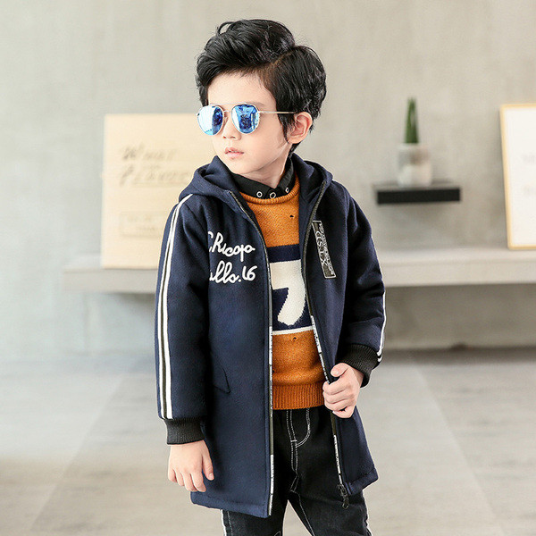 Stílusos gyerekkabát feliratokkal és kapucnival, három színben