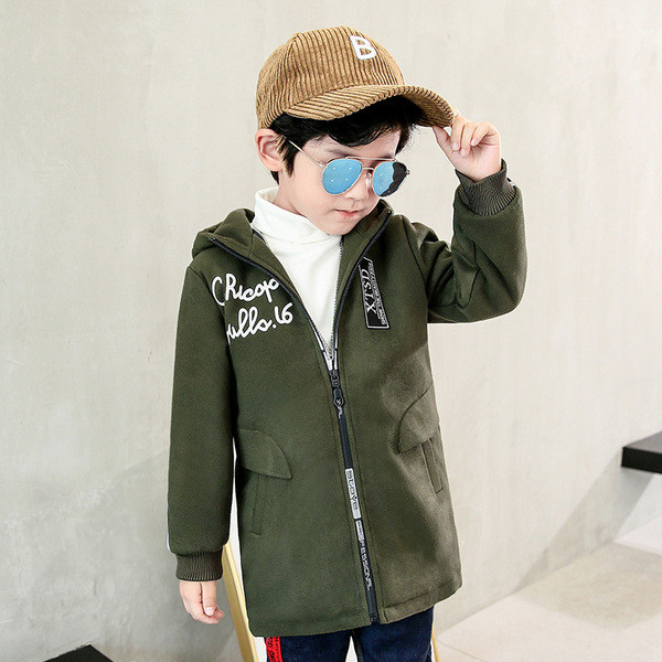 Stílusos gyerekkabát feliratokkal és kapucnival, három színben