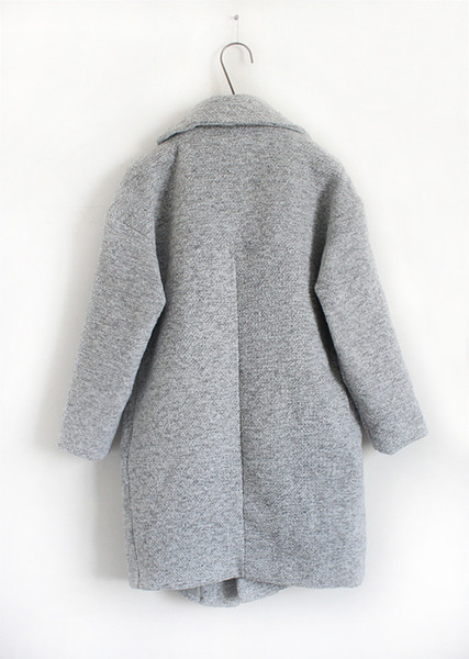 Stílusos női kabát, szürke V-alakú gallérral