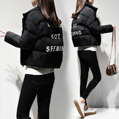 Modern női kabát, hátulján fekete felirattal