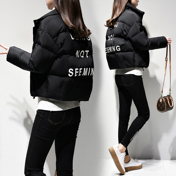 Modern női kabát, hátulján fekete felirattal