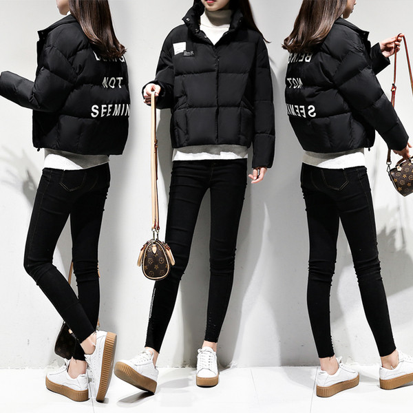 Modern női kabát, hátulján fekete felirattal