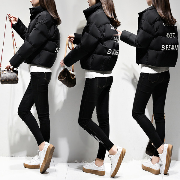 Modern női kabát, hátulján fekete felirattal