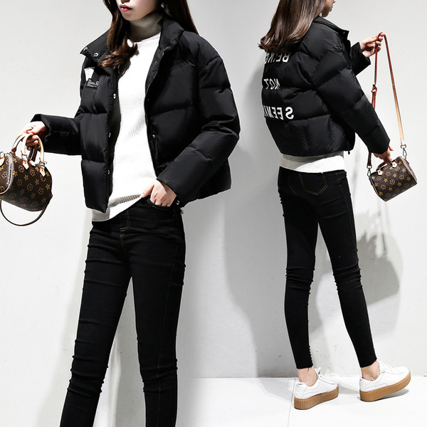 Modern női kabát, hátulján fekete felirattal