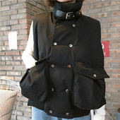 Modern női mellény nagy zsebekkel, fehér és fekete színben