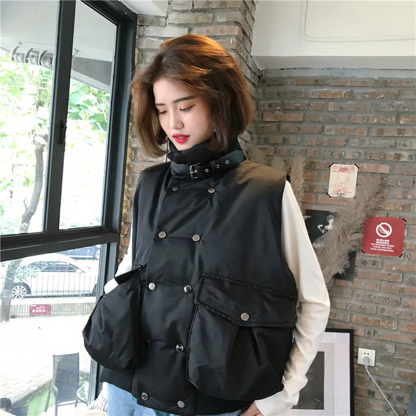 Modern női mellény nagy zsebekkel, fehér és fekete színben