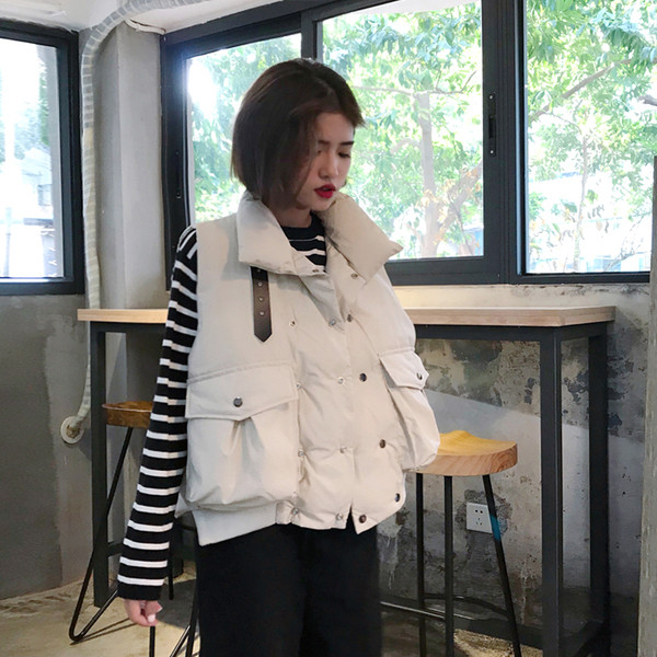 Modern női mellény nagy zsebekkel, fehér és fekete színben