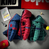 Modern gyerekkabát fiúknak kapucnival és hímzéssel